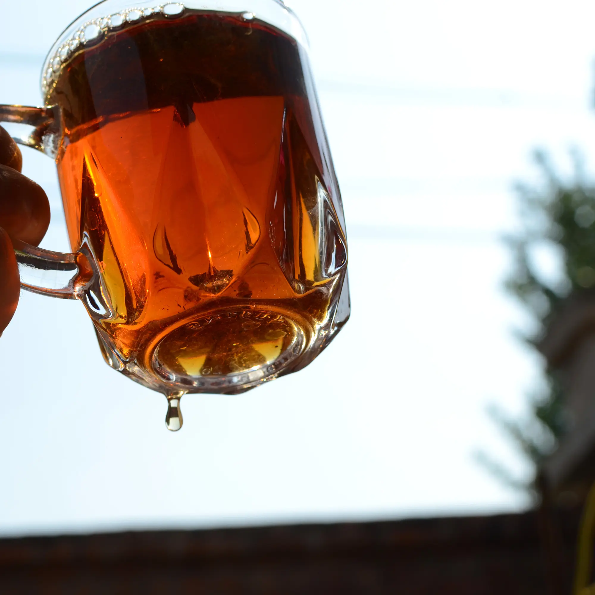 Drop of black tea dripping off of my glass mug [OC][2000 X 2000 ...