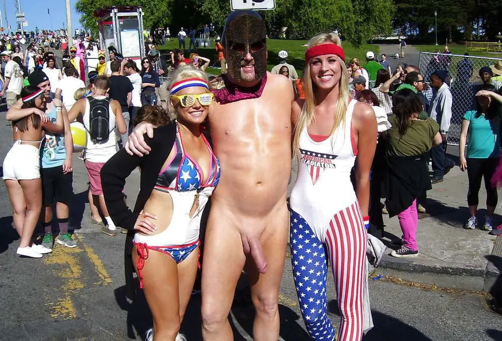 Extremely hung guy gets lots of attention at Bay to Breakers