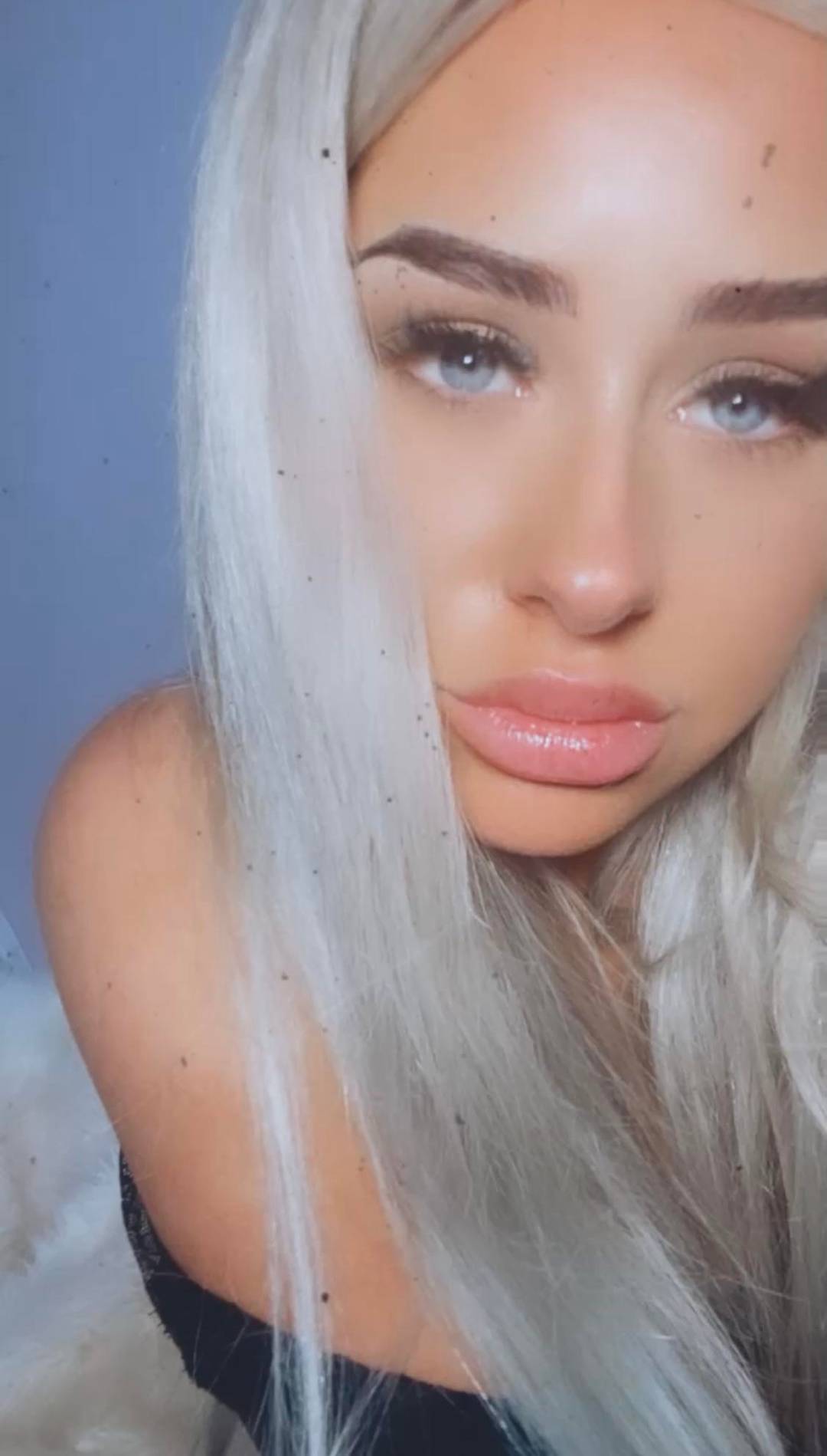 (F) they say girls with blue eyes are more fun 😂😈