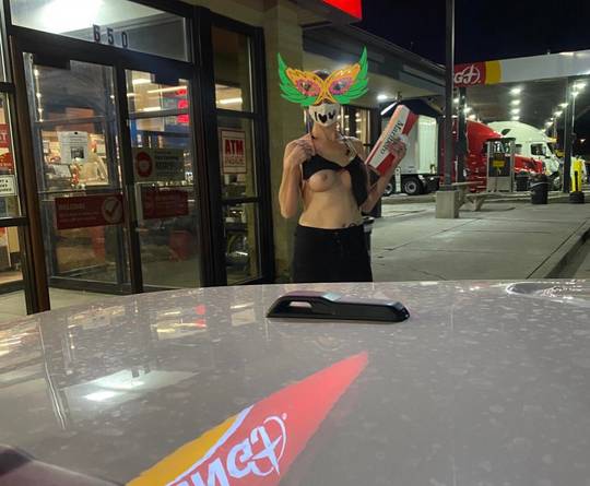 Flashing in public, busy truck stop.😘