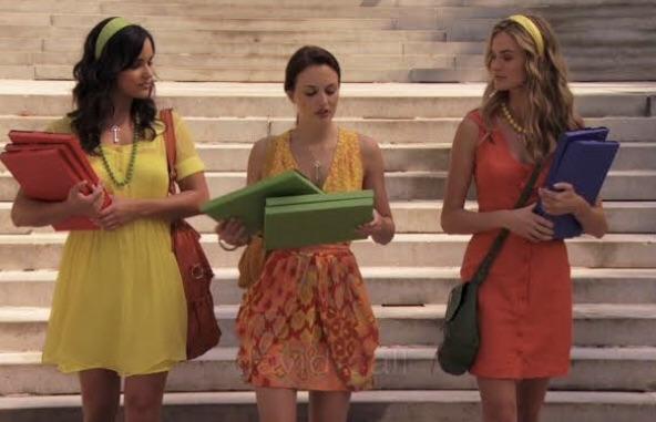 Flinching so hard seeing Melissa Fumero aka Amy Santiago on Gossip Girl 🤣