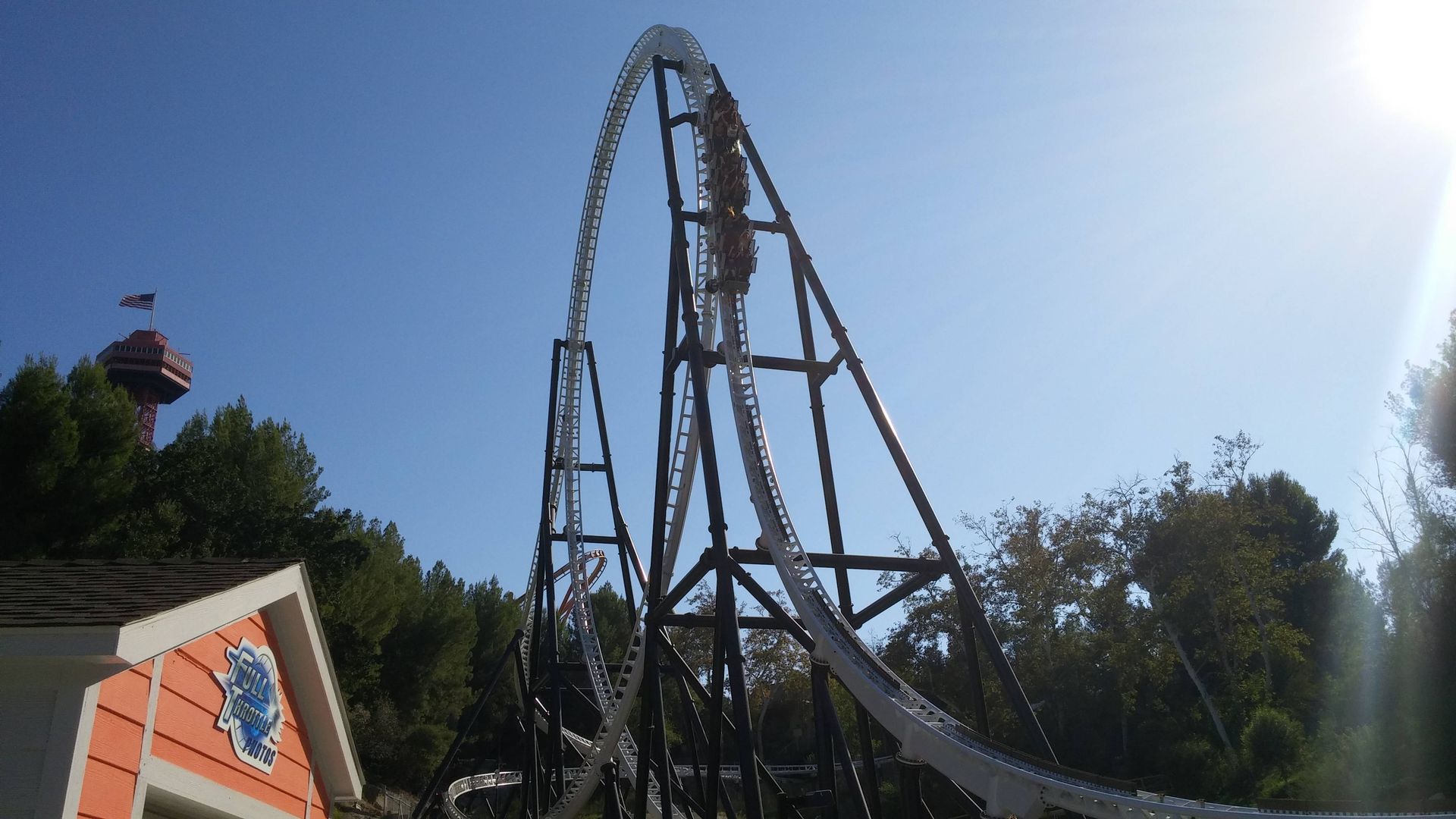 Full Throttle at Six Flags Magic Mountain... World's tallest loop (160 ft diameter) and first "top-hat" loop". [4160x2340] [OC]