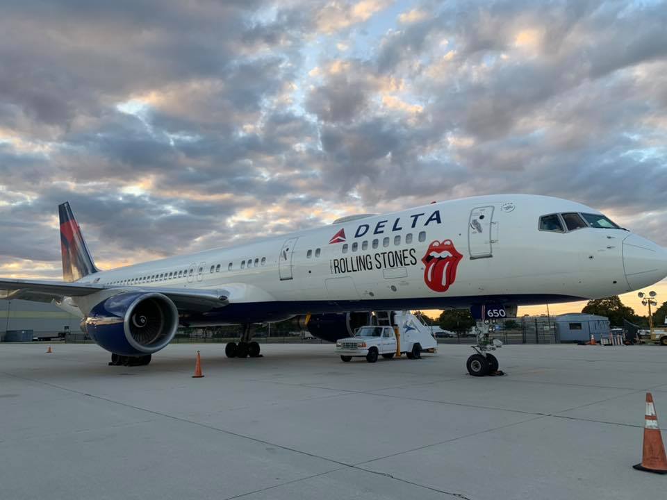 Full view of the Delta 757 Rolling Stones special livery.
