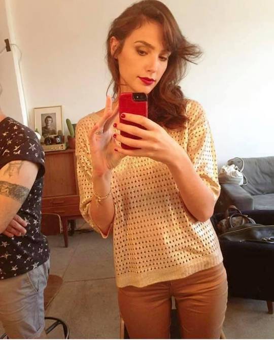 Gal Gdot taking a selfie