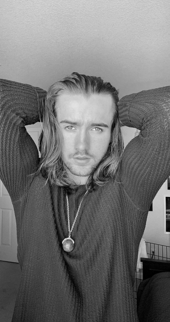 Hands on your head😘😂