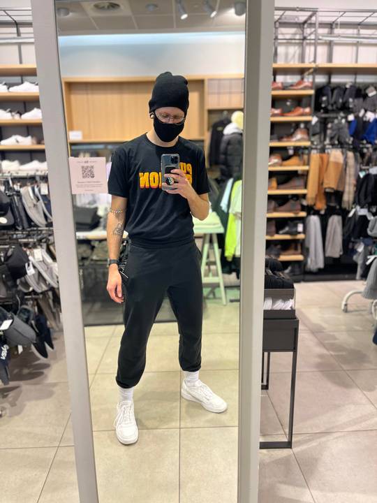 Hey guys. I’ve been feeling really dysphoric and lately, today being particularly bad. I identify as agender, but I still feel this need to identify with one of the binary sexes. Not to my own accord, but because society sucks. This feeling friggen sucks.