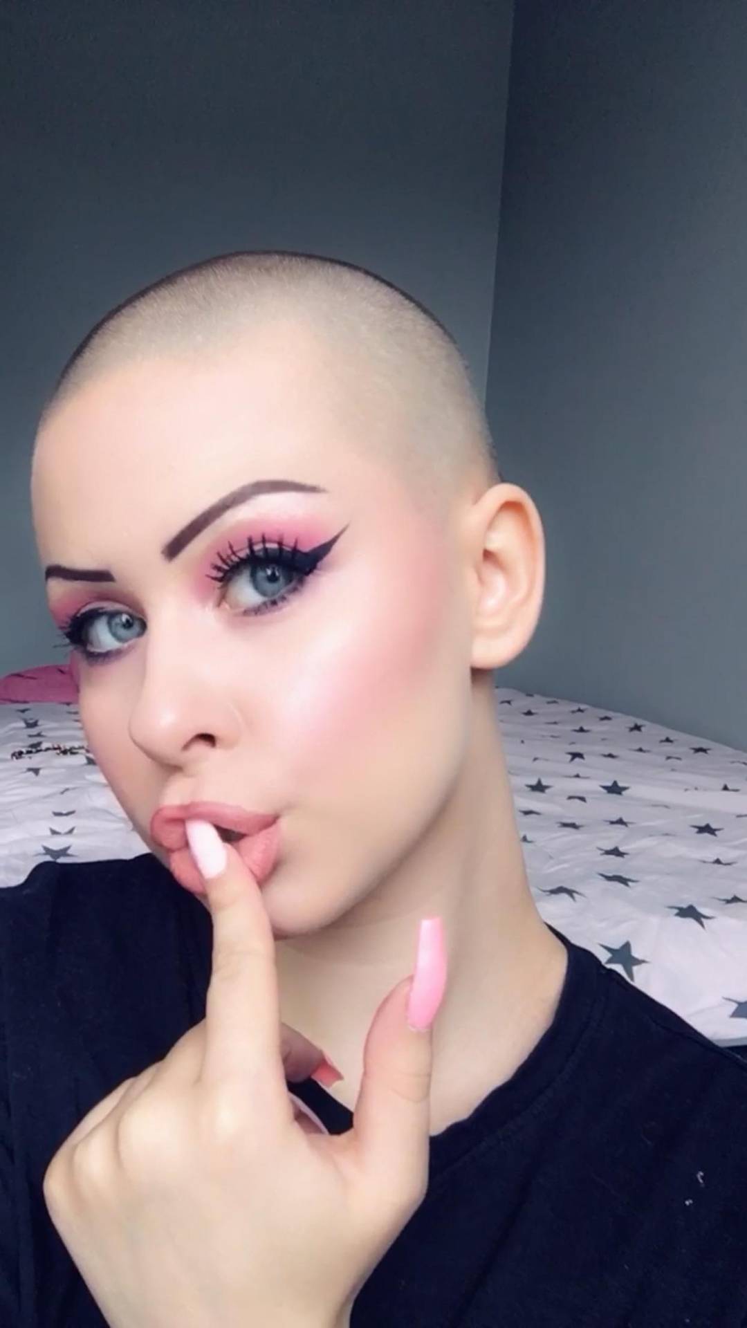 Hi! Im new to Reddit but been in the bimbo scene for a bit over a year, on insta and Twitter. 💖💖 Bald by choice!