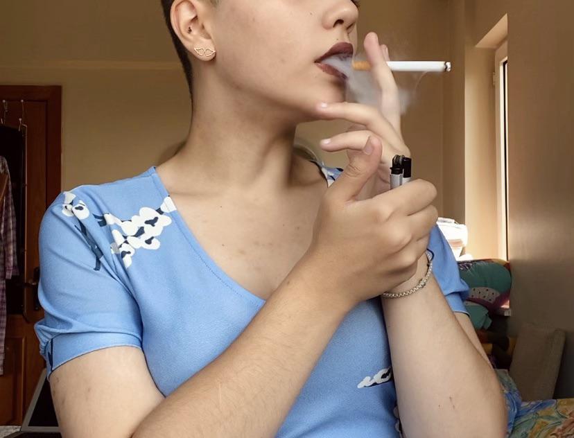 if you wanna watch me smoke with my tits out, hmu dms open💖
