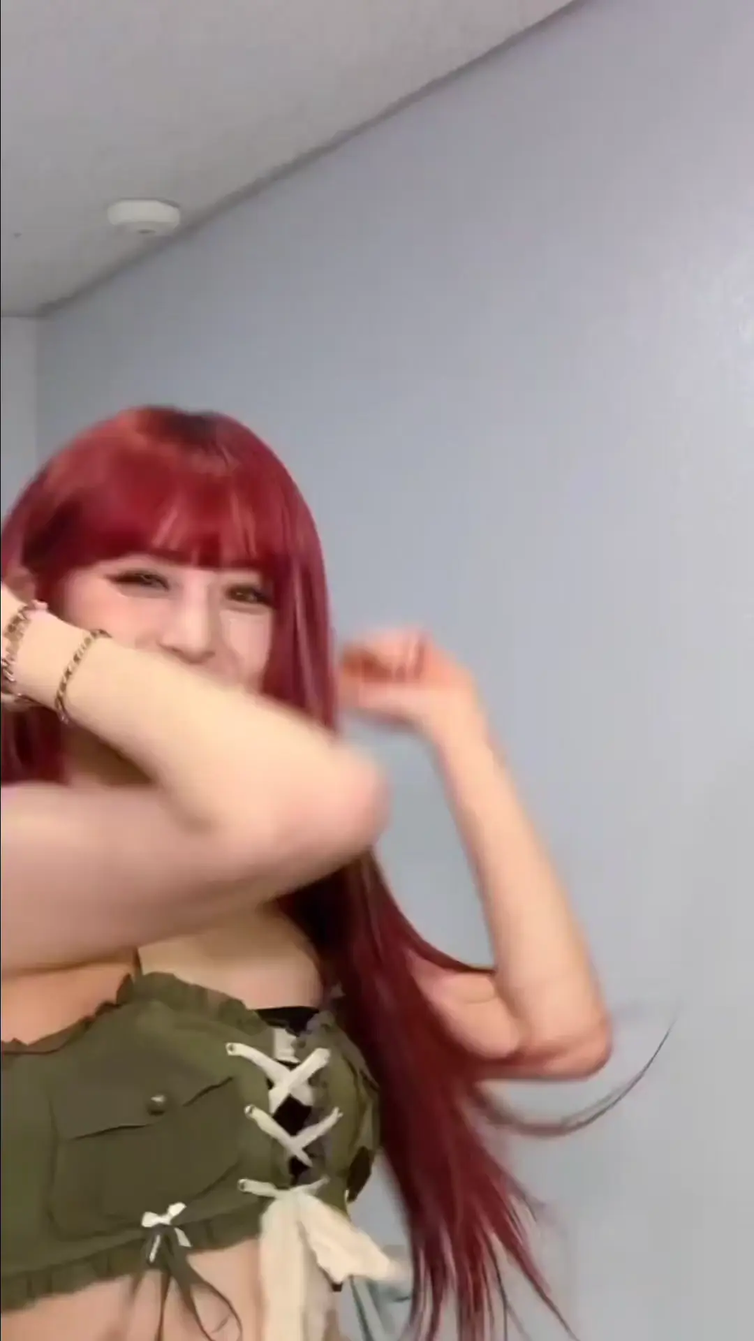I just wanna clap Yunjin so bad. That midriff, that ass, those legs, and those thighs just scream sex