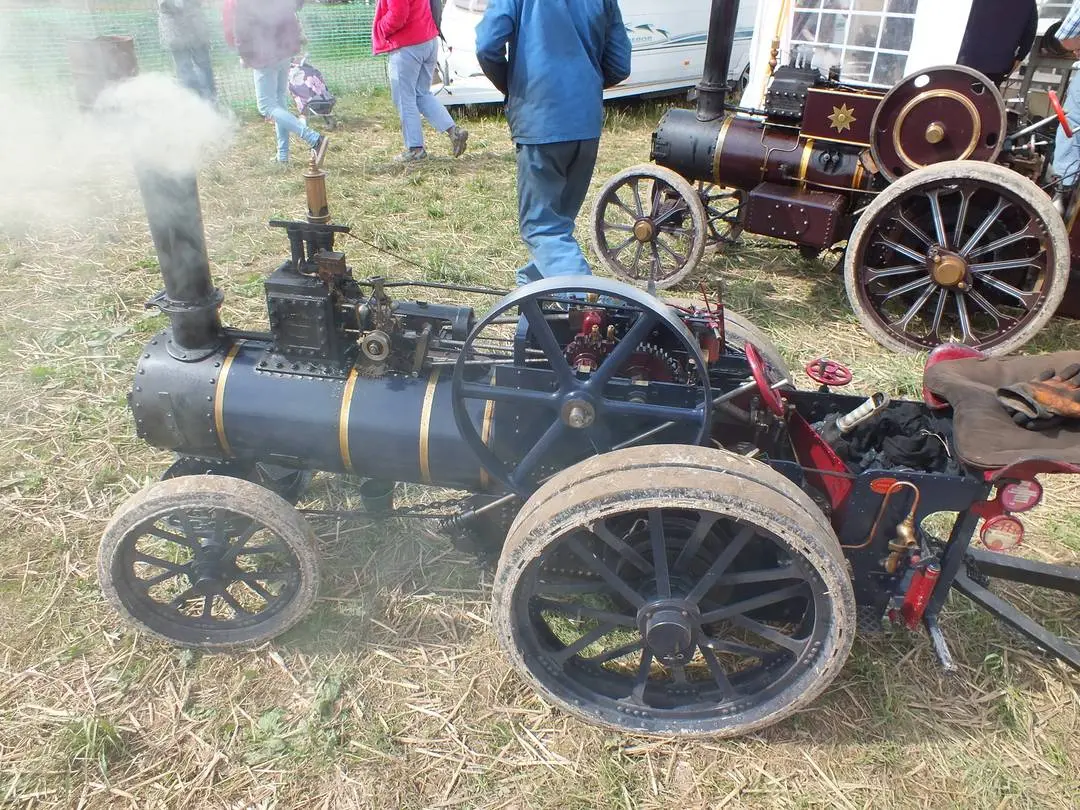 I never tire of these tiny traction engines! [OC] [3264x2448] | Scrolller