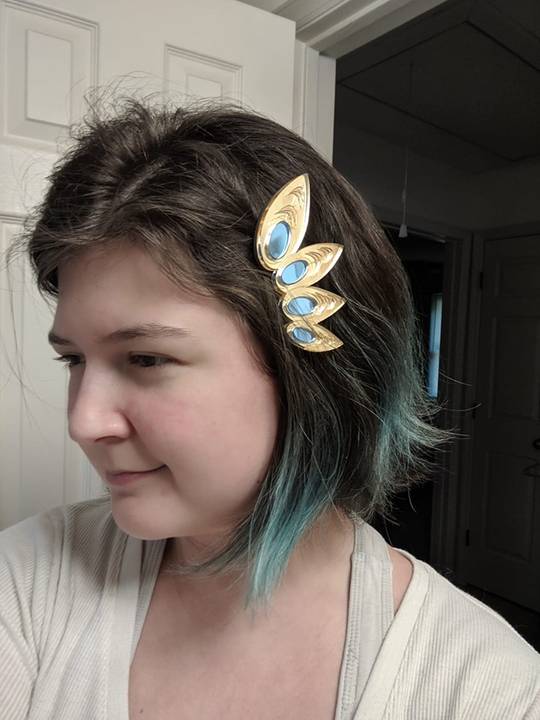 I'm cosplaying Filo and just made her hair accessory ;-; excuse my messiness but I LOVE WEARING THIS