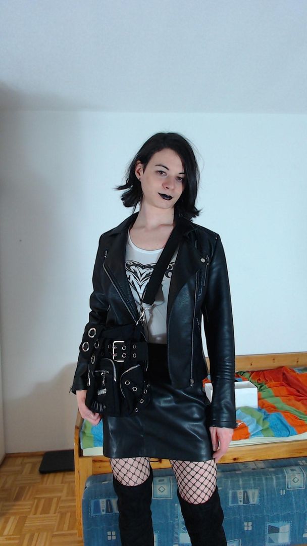I'm dressing a bit more often again, so here is a pic of me with some leather!
