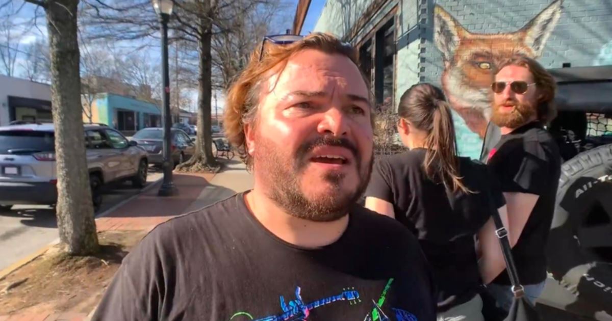 Jack Black walking past a couple and accidentally recreates the 'distracted boyfriend' meme