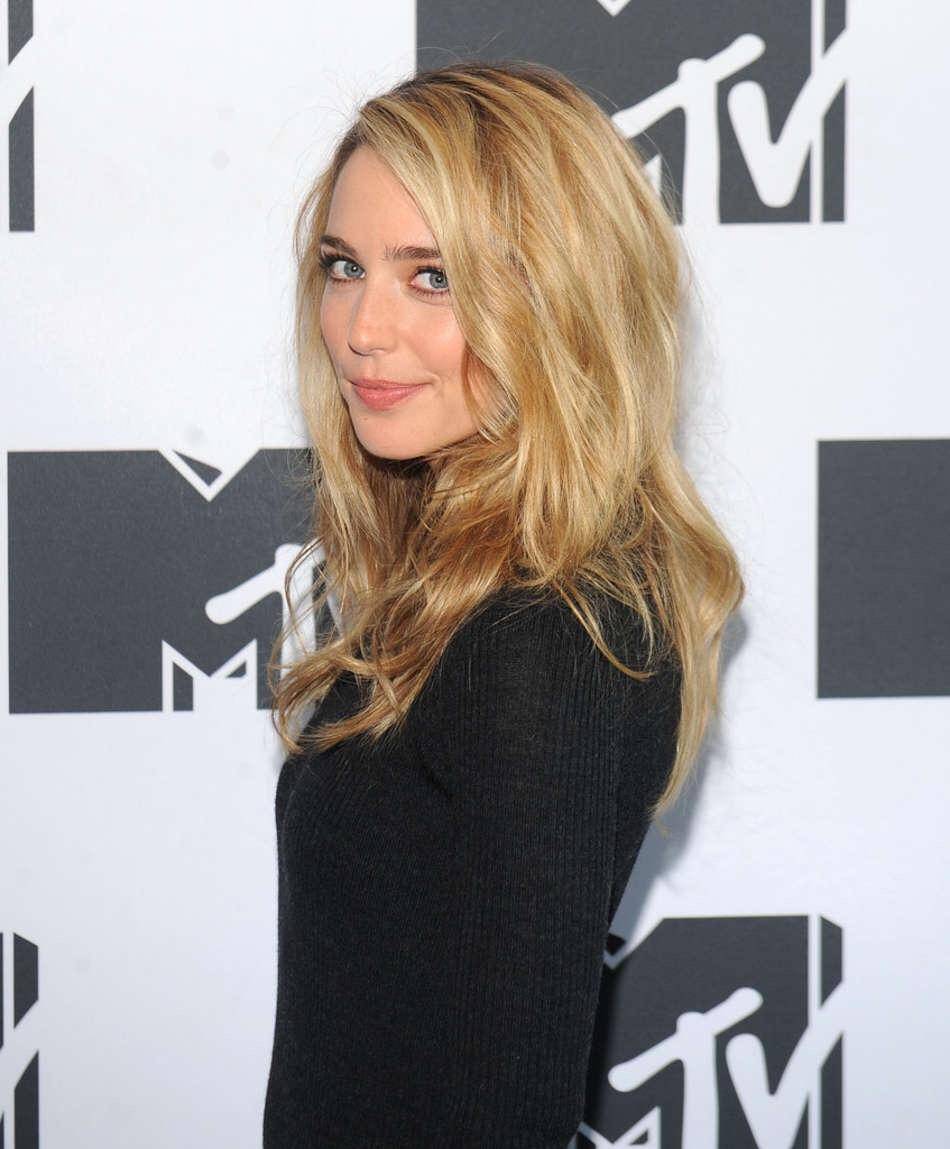 Jessica Rothe (Rothenberg) Scrolller