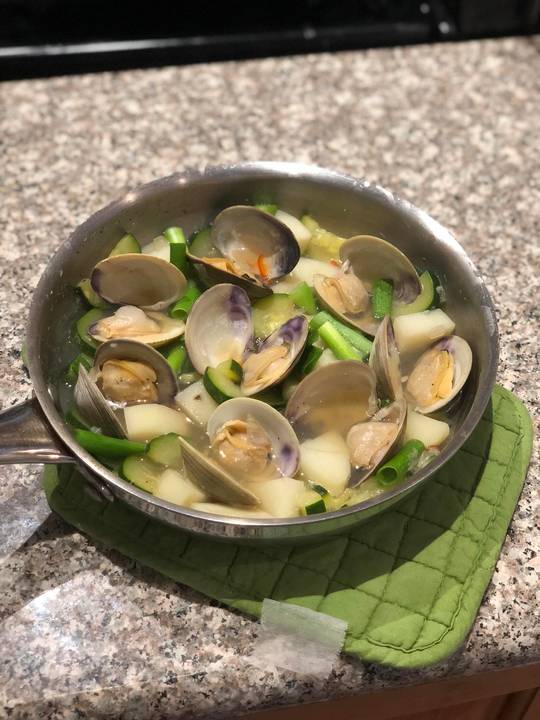 Just some simple 조개탕 (clam stew)