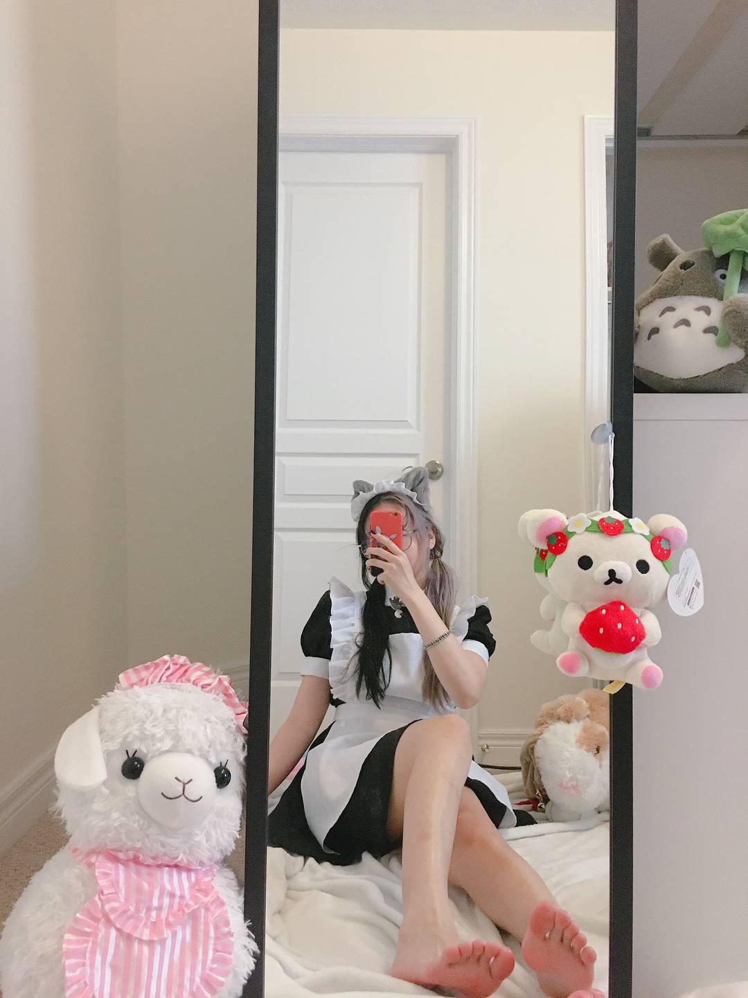kitty maid feet!