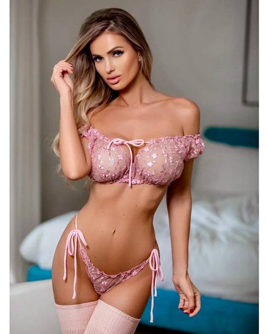 Leanna Bartlett (@leannabartlett)