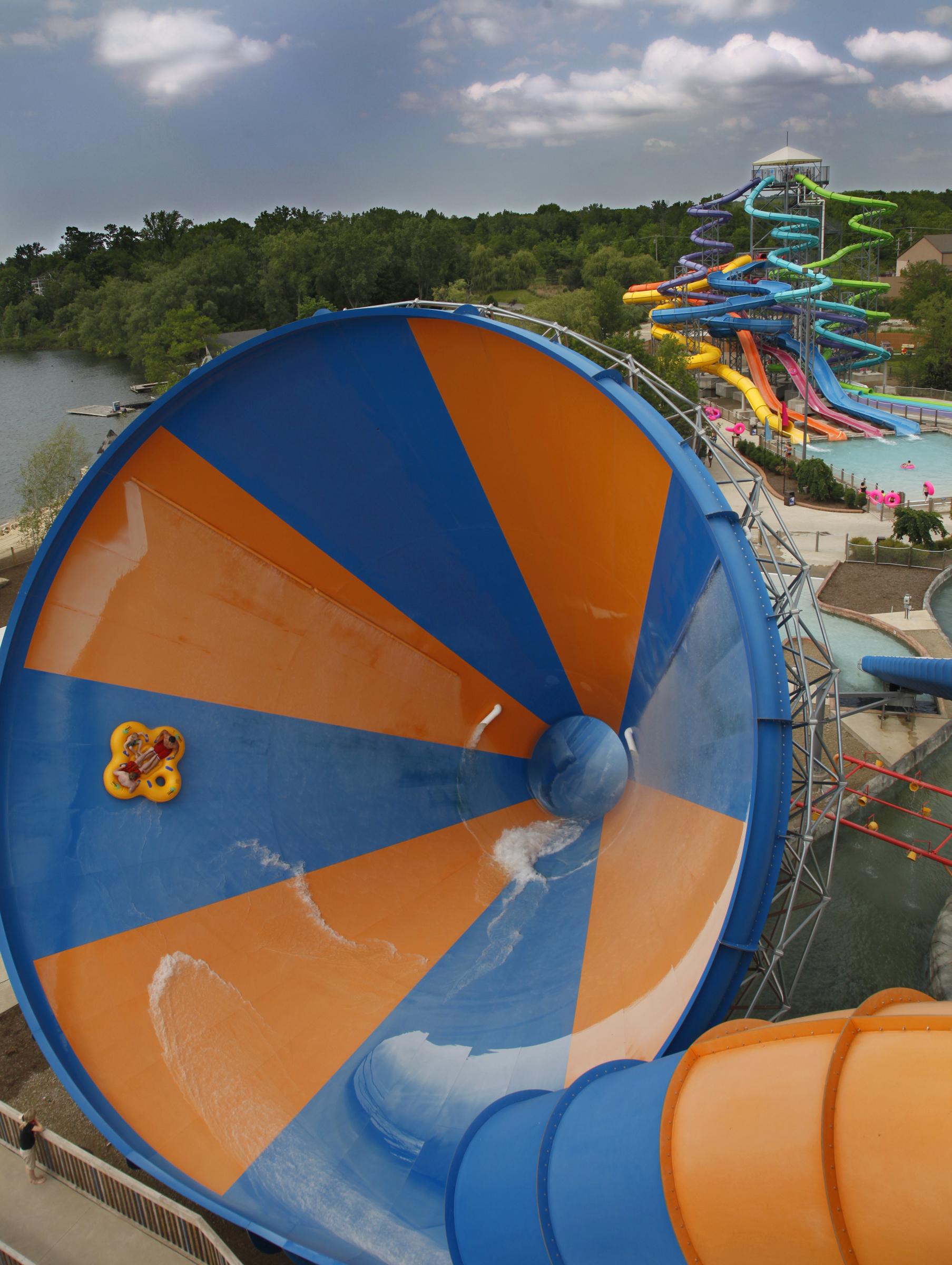Liquid Lightning - giant funnel water slide - Geauga Lake's Wildwater ...