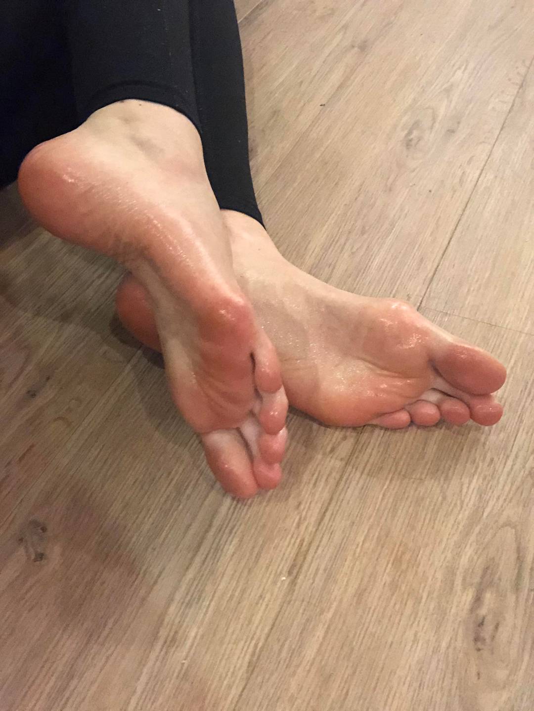 Long and oily toes 💕
