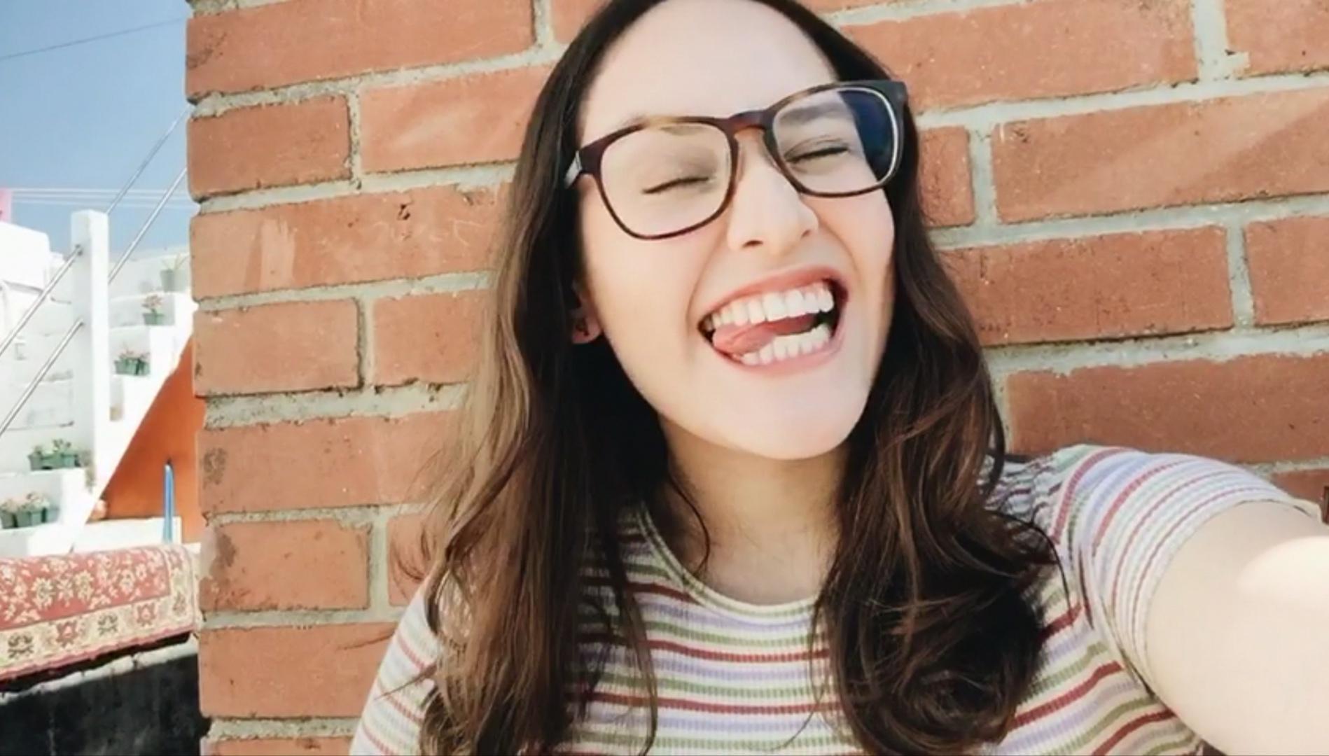 Looking to jerk off and share my friend and see buds jerk off to her