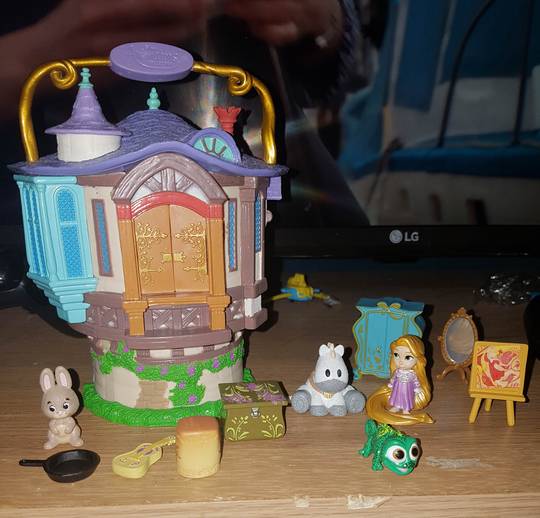 Love my disney rapunzel play set! It's like a disney polly pocket 😍