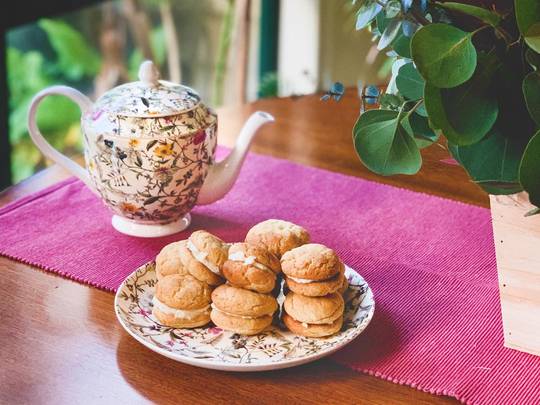 Made honey cookies for my afternoon teatime. Love this teapot!