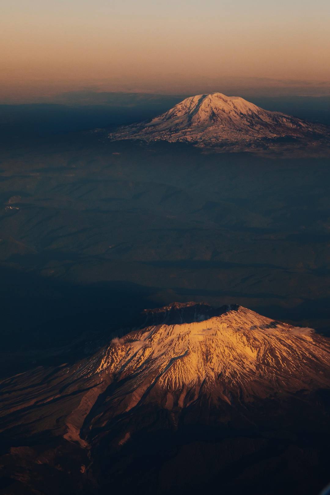 Mount St. Helens and Mt. Adams seen from above [OC] 4000 x 6000
