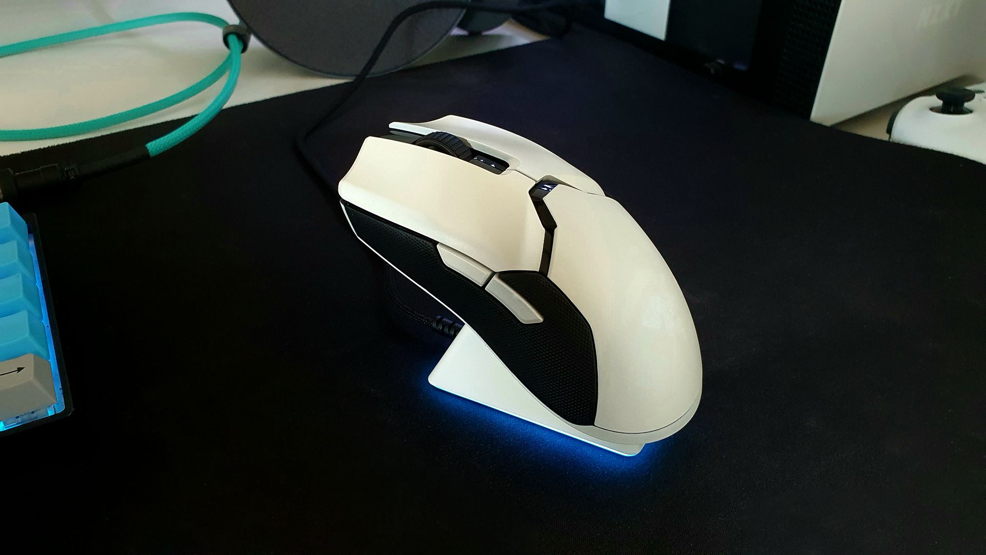 My Black and white Razer Viper Ultimate