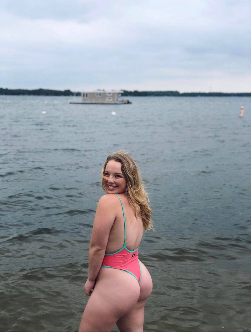 My favorite VSCO girl of all time. Her page of booty pics goes back several years. She’s stupid thicc. @lexilimesand