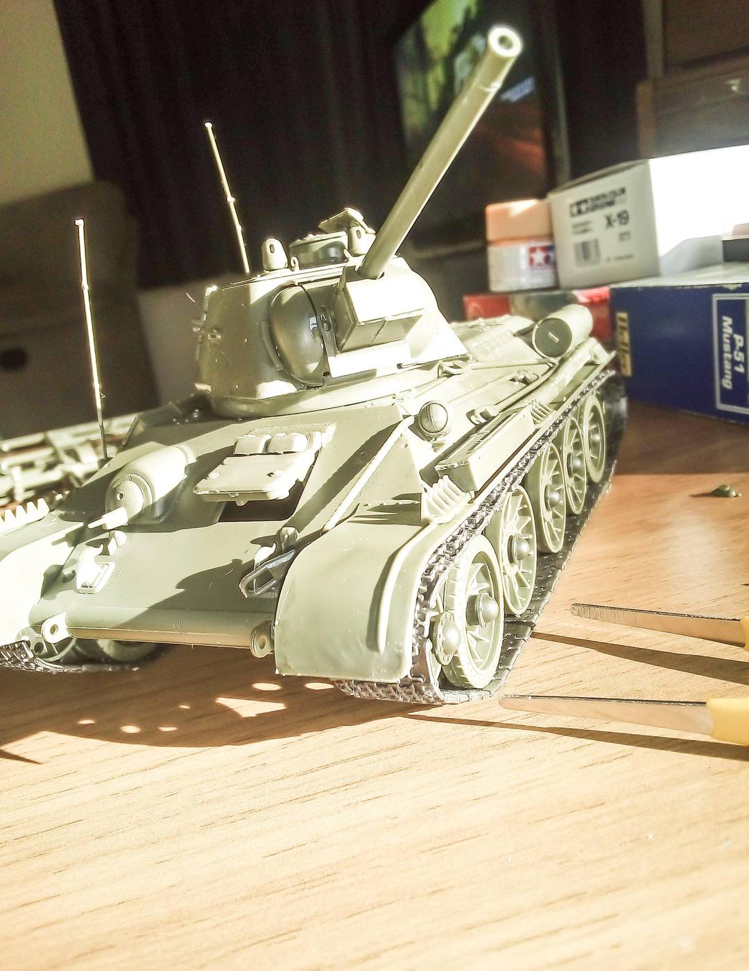 My first tank model ever! I know it's sloppy and some things aren't realistic, but it's my first and I'm fkin proud