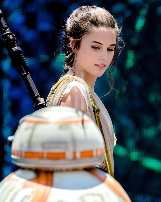 Not Daisy Ridley but even her look alikes are smoking hot
