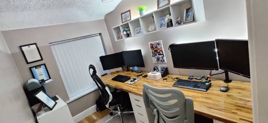 Oak Meets Ikea: Dual battlestations