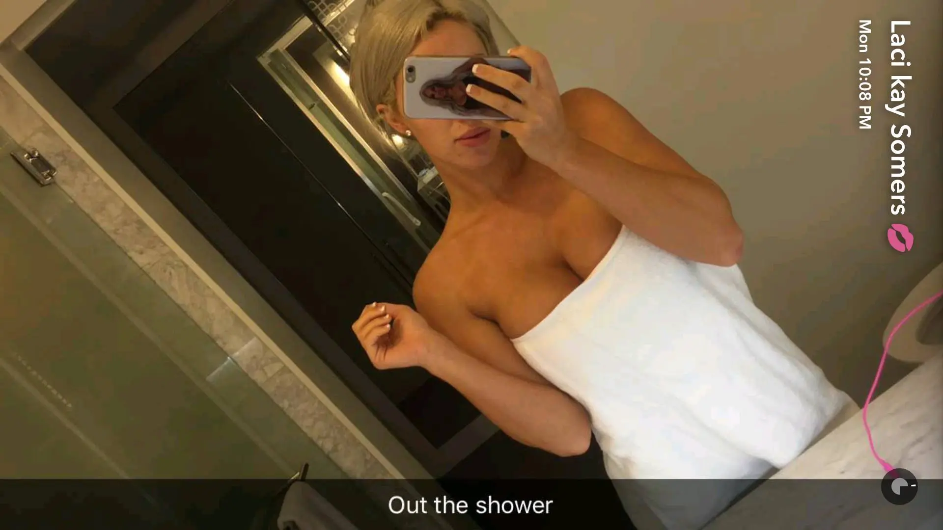 Scrolller Out Out of the shower | Scrolller