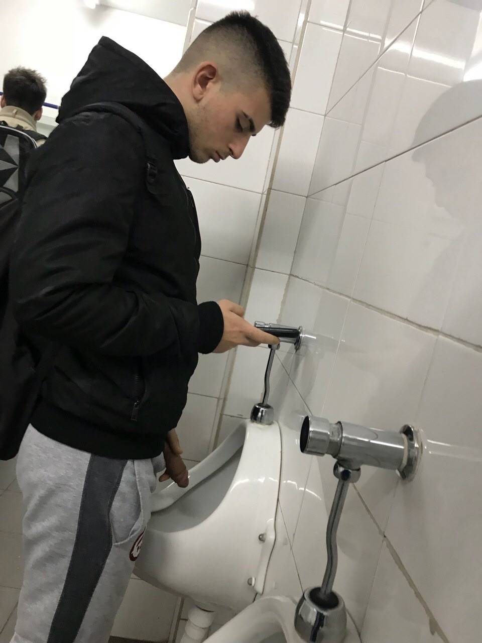 Скрытая камера в мужской параше Скрытая камера в мужской параше