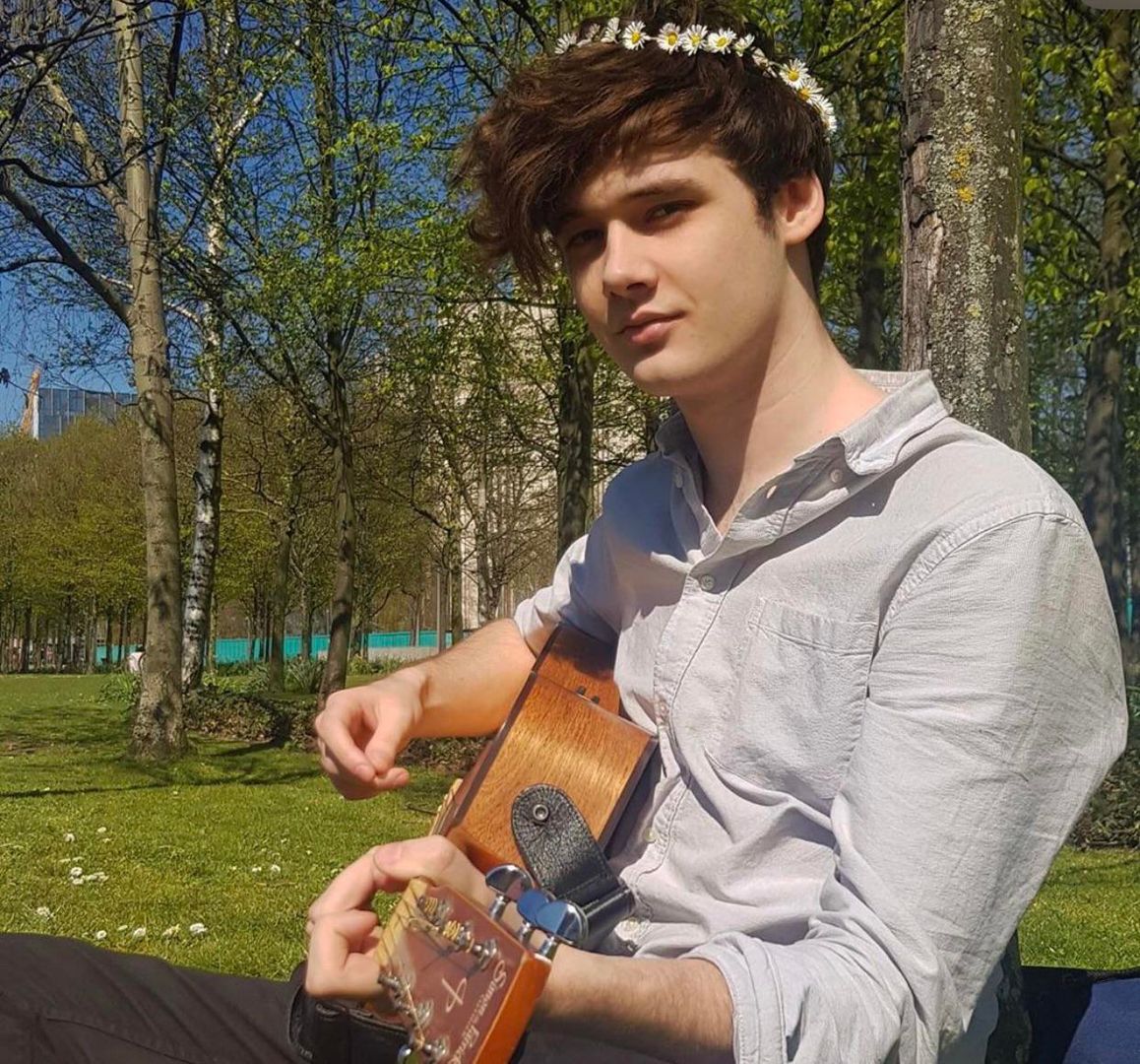 pretty picture of wilbur soot from england ( it’s my first day on reddit so im now a redditor )