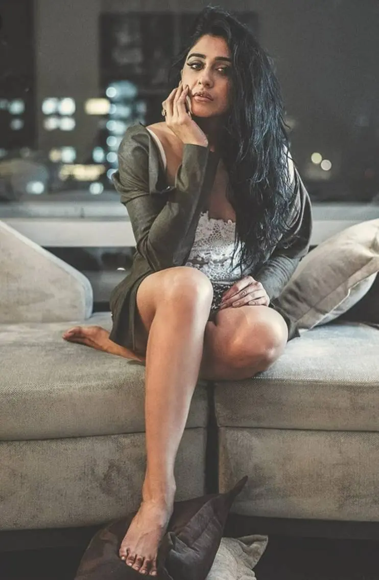 Regina Cassandra Hot Legs