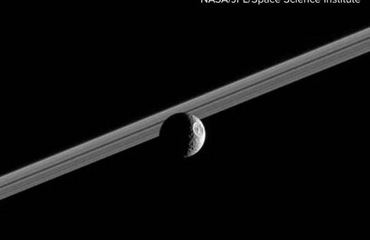 Saturns Moon Mimas looks like the Death Star.