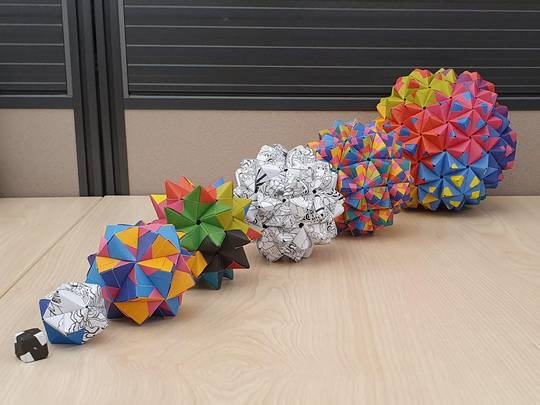 Sonobe kusudamas in different sizes: from left to right: 6, 12, 30, 60, 90, 120 and 270.