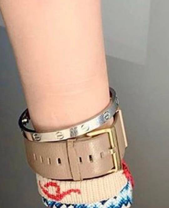 spotted in a photo posted by Tina yesterday: a bracelet featuring the eating disorder symbol (pls keep eating disorder blogging to yourself)