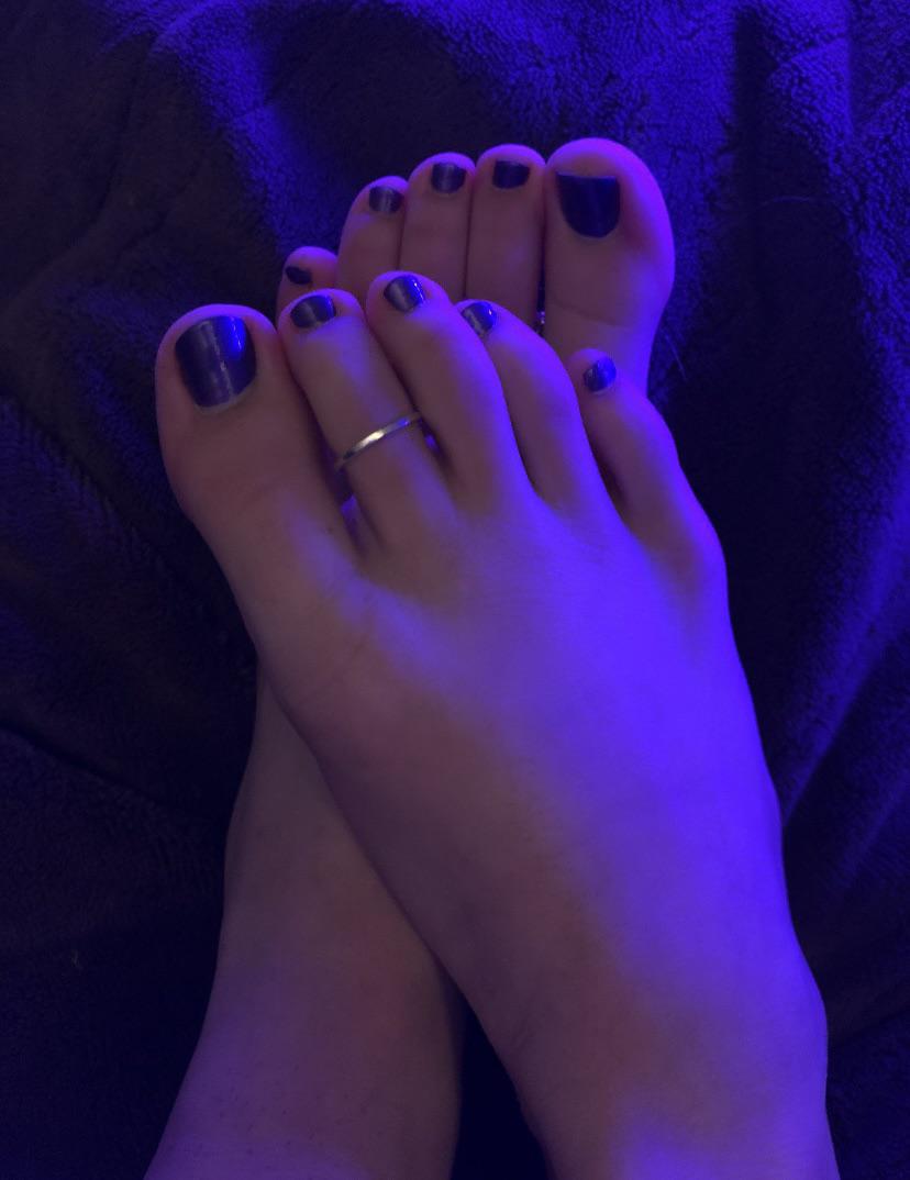Suck my toes😋