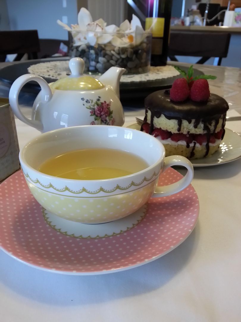 Tea Time! Cherry Blossom Tea &amp; Victoria Sponge Cake [3264x2448][OC]