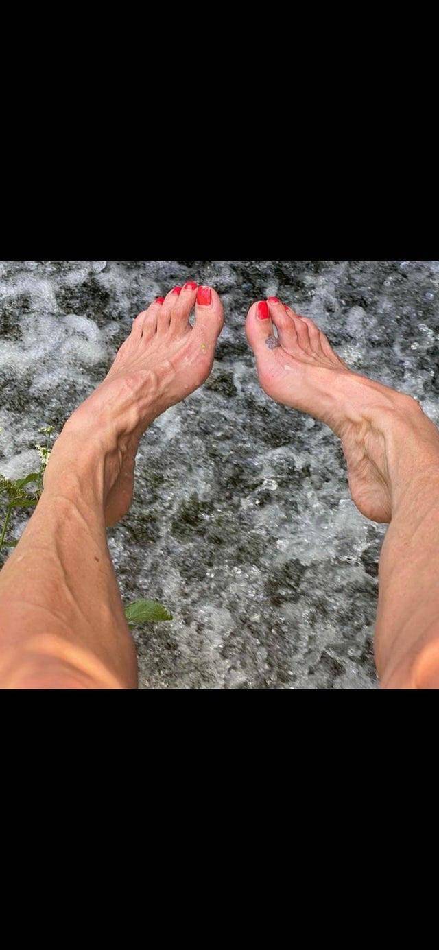 The beautiful @whimsicalannie666’s veiny feet 👀