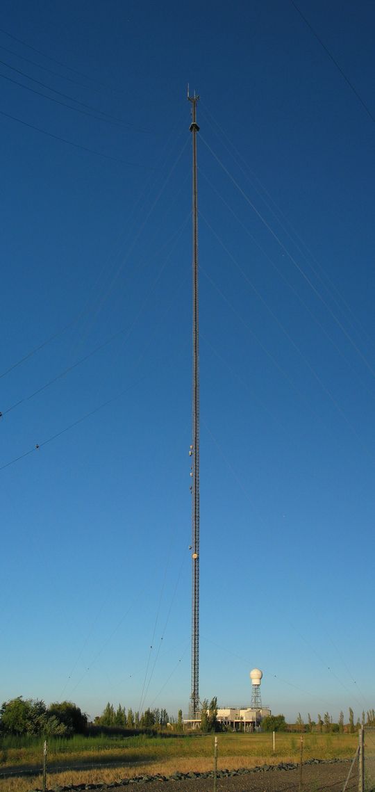 The KXTV/KOVR Tower is a guyed communication tower in Walnut Grove, which rises to 2,049 feet in height from sea level. It is the tallest structure in California, the third-tallest guyed mast in the world, and the sixth tallest structure in the world. (by Daniel Schwen) [1,500 x 3,164]
