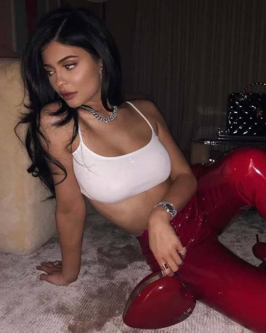 The latex pants tho 🤤