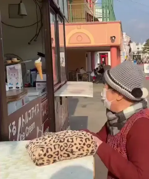 The moment that grandma defeats Turkish ice cream man