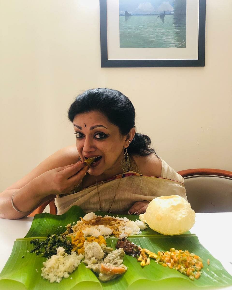 There is something really alluring about sleeveless mallu aunties