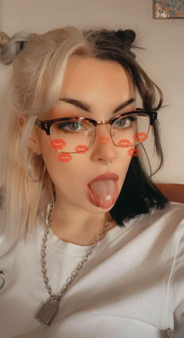 Thoughts on me in glasses? 🙈