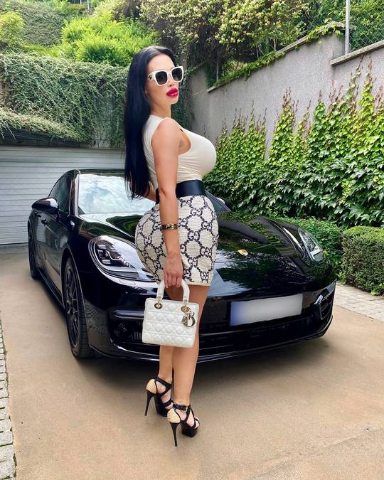 Thursday dinner with "casual" bimbo dress - 01