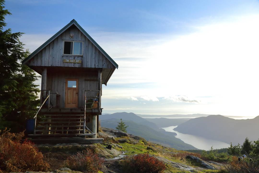 Tin Hat Hut, Tin Hat Mountain, Sunshine Coast Trail, BC, Canada [OC] [5472x3648]