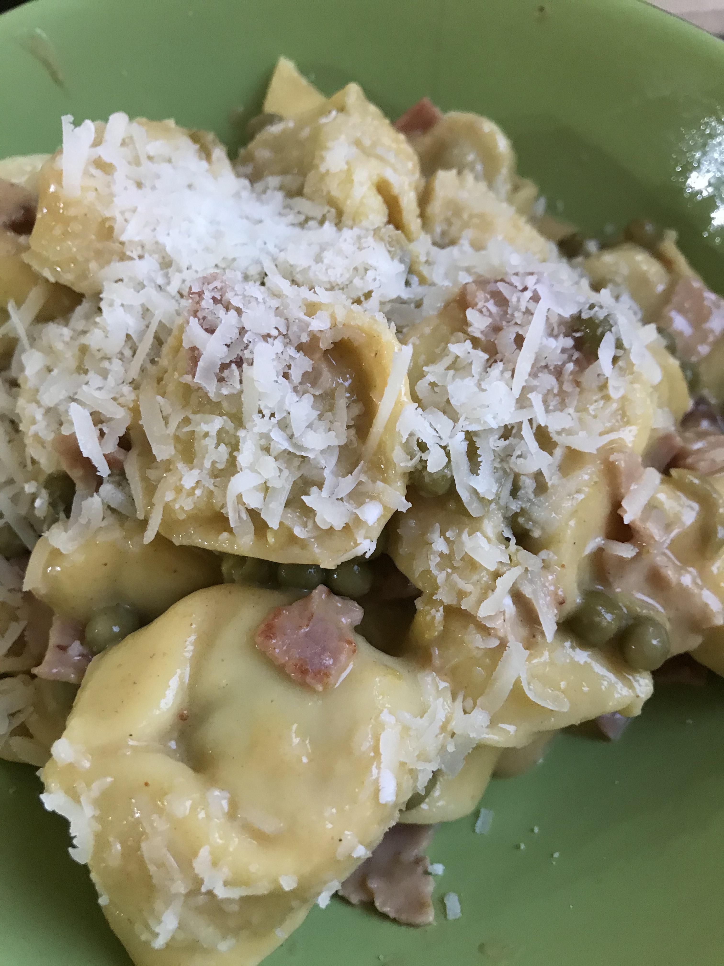Tortellini Panna - Tortellini mit Schinken-Sahnesoße und Erbsen | Scrolller